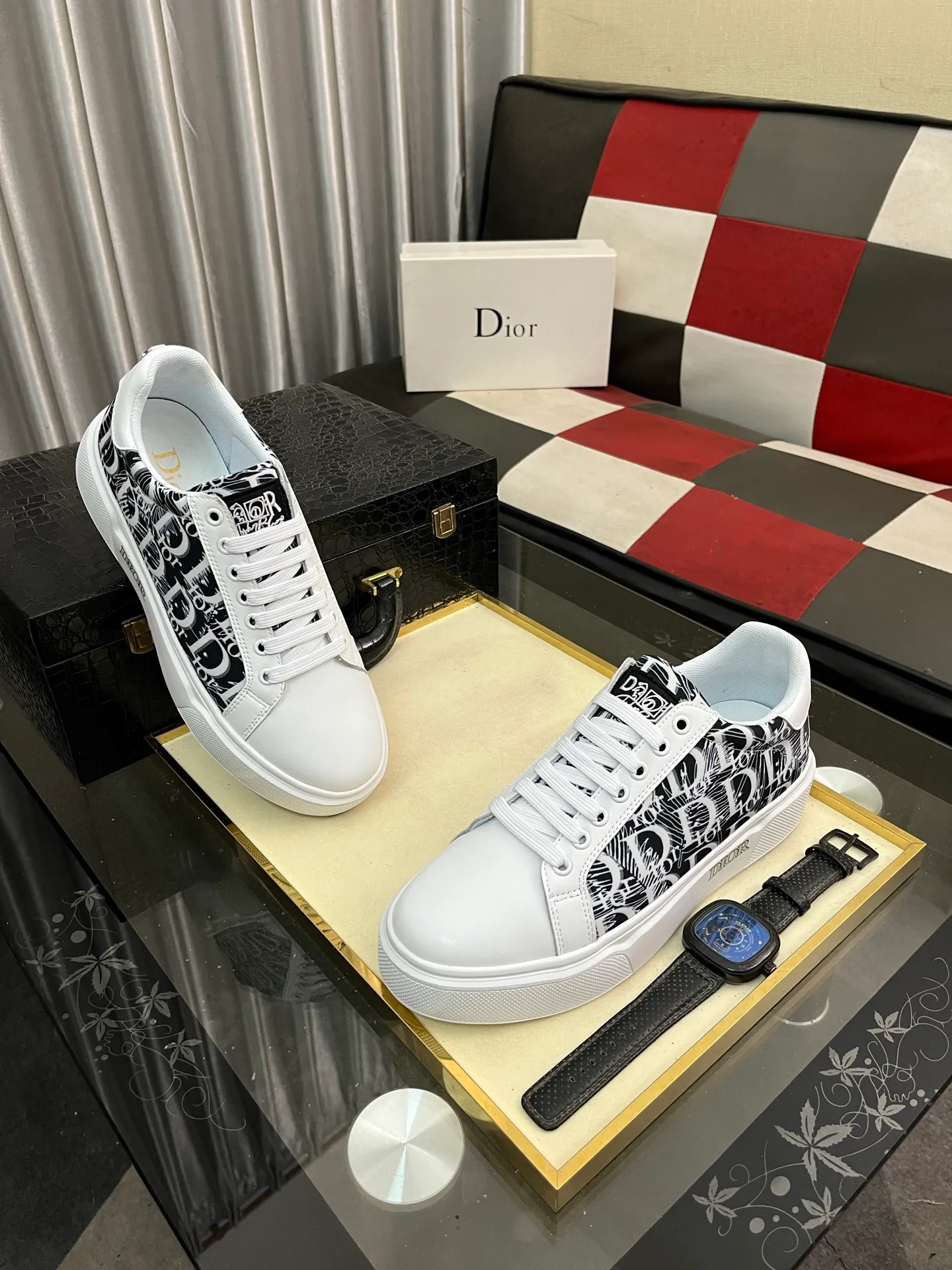Men's shoes 💰440⌚️⌚️Dior's new 🆕low-cut casual sneakers, made of breathable mesh, with brand signature details on the shoe collar to enhance style. Fashionable and versatile, it can complement any look. With a sophisticated design that is both dynamic and modern, this new must-have shoe adds a new dimension to Dior's legacy, displaying modern elegance. Men's shoes 38-44 2️⃣ colors available